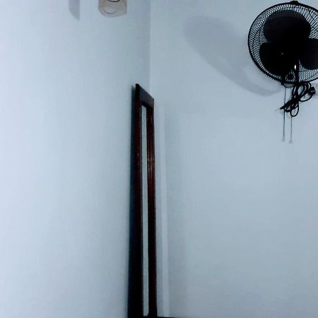 Black And White Kandy Guest House 02 Deiyannewela Exterior foto