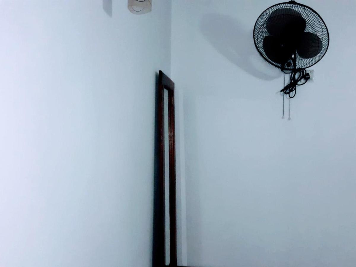 Black And White Kandy Guest House 02 Deiyannewela Exterior foto