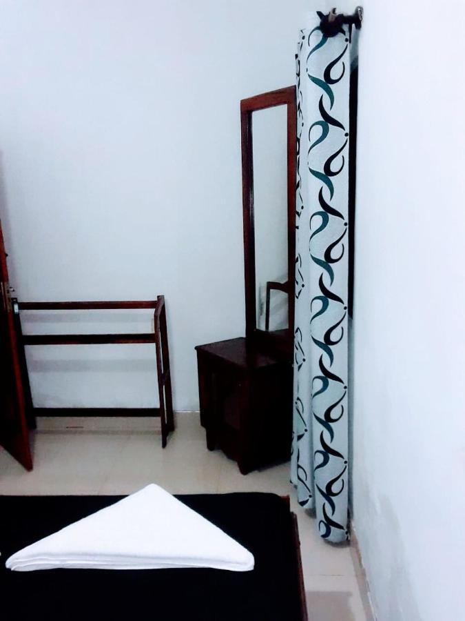 Black And White Kandy Guest House 02 Deiyannewela Exterior foto