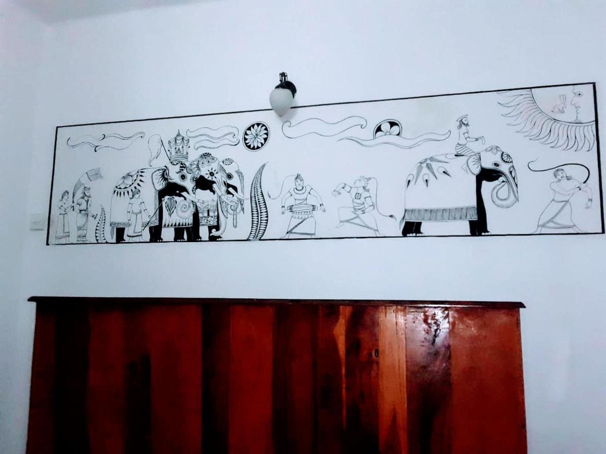 Black And White Kandy Guest House 02 Deiyannewela Exterior foto