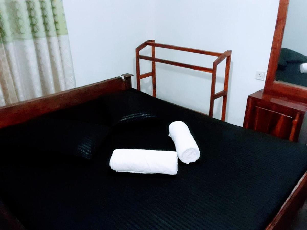 Black And White Kandy Guest House 02 Deiyannewela Exterior foto