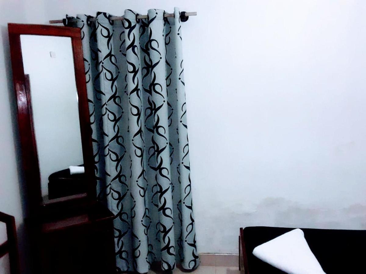 Black And White Kandy Guest House 02 Deiyannewela Exterior foto
