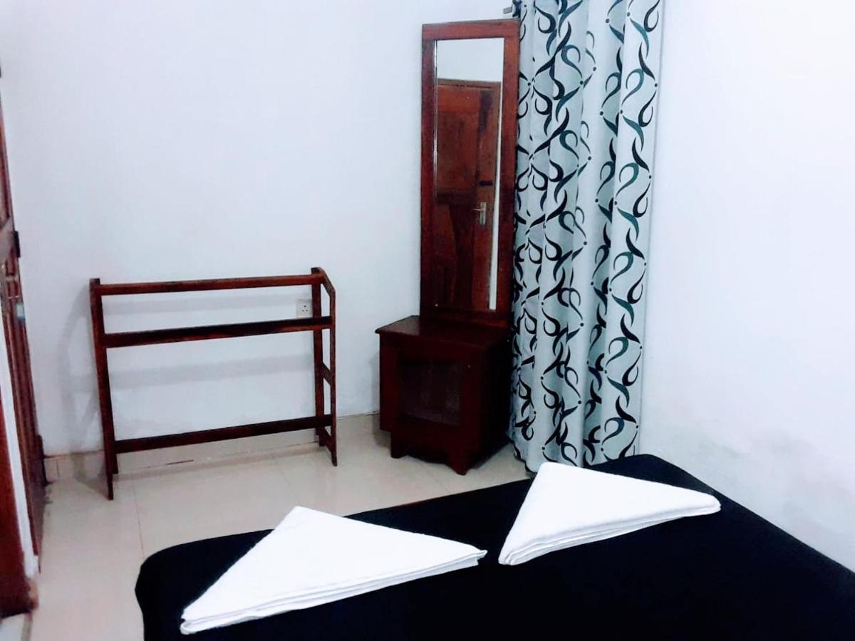 Black And White Kandy Guest House 02 Deiyannewela Exterior foto